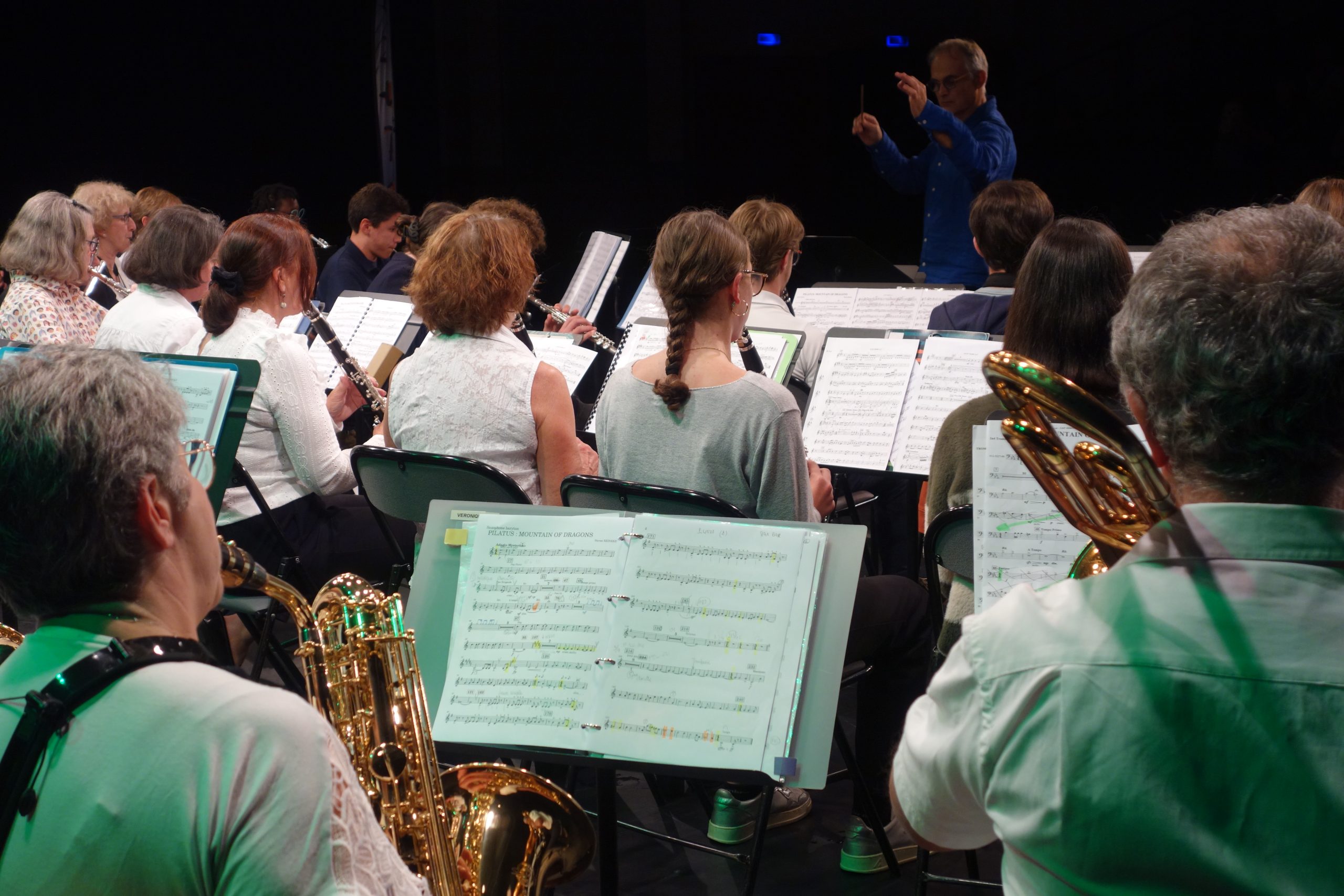 Des musiciens de l'orchestre d'harmonie 2 sur scène.
