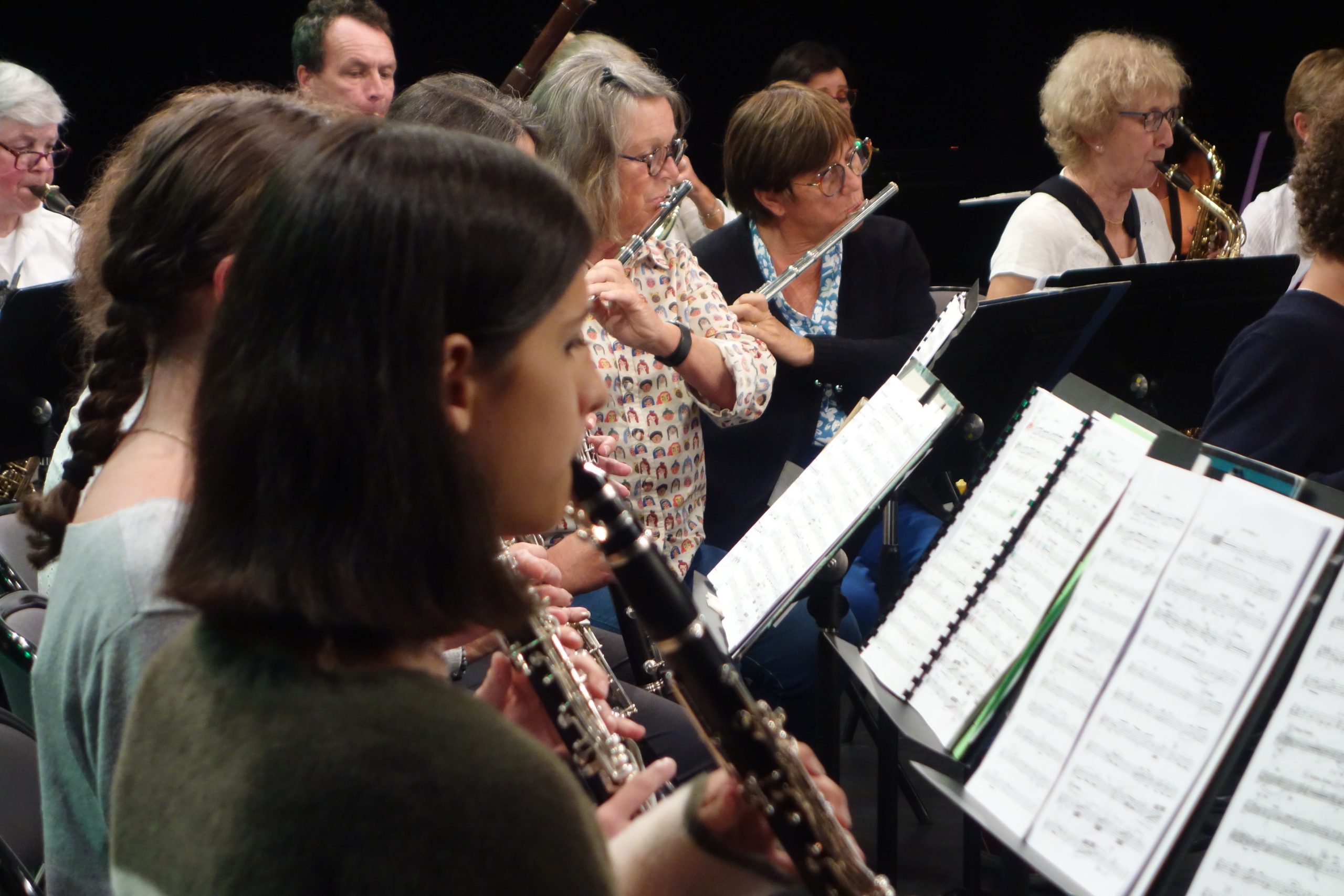 Des musiciens de l'orchestre d'harmonie 2 sur scène.