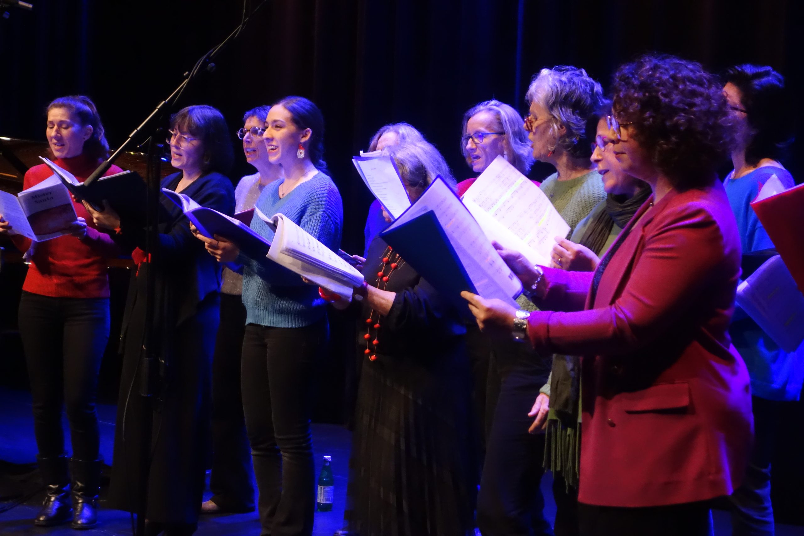 Les chanteuses du Jazz Vocal en plein chant sur scène