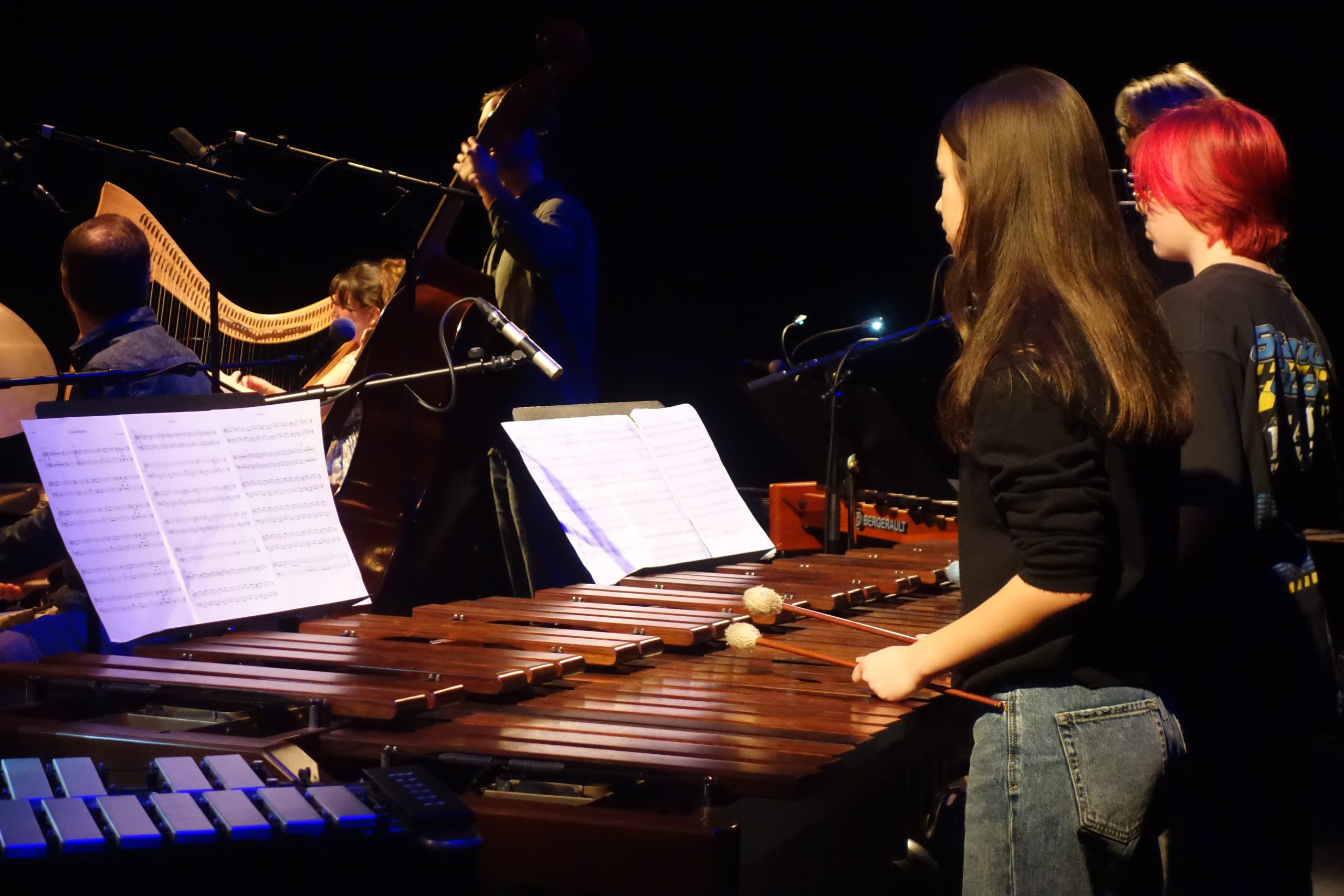 Deux adolescentes au marimba sur scène