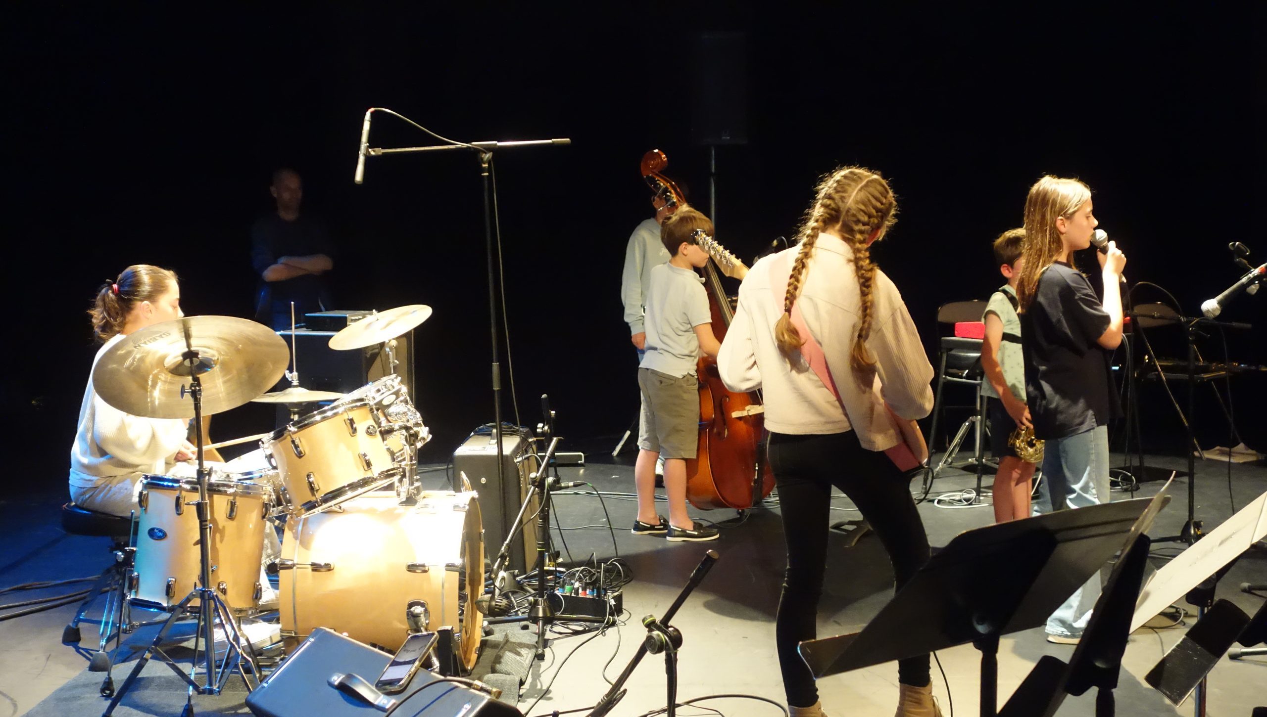 Groupe de musiques actuelles sur scène avec 6 adolescents.