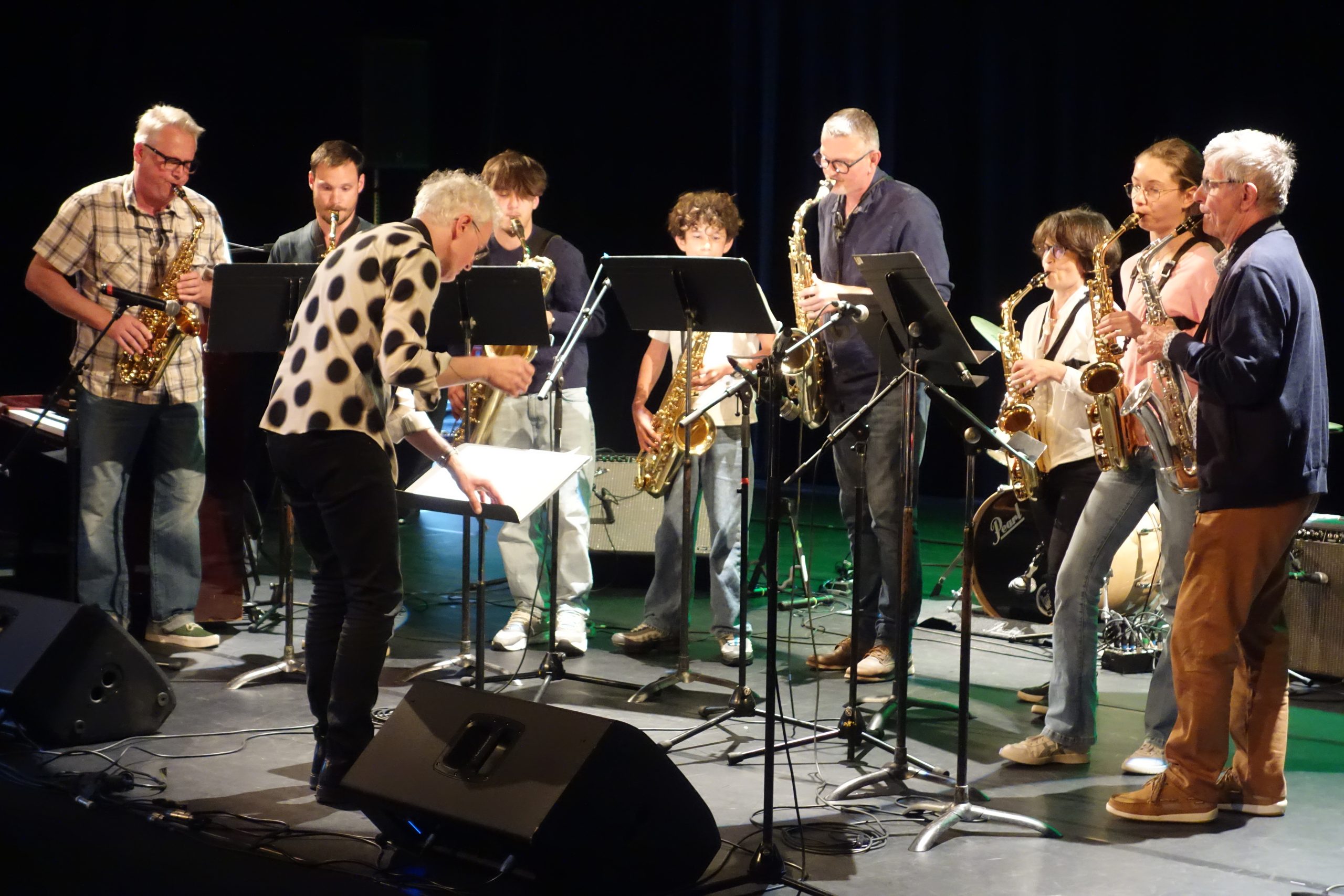8 saxophonistes adultes et adolescents sur scène sous la direction de Christophe Havard.
