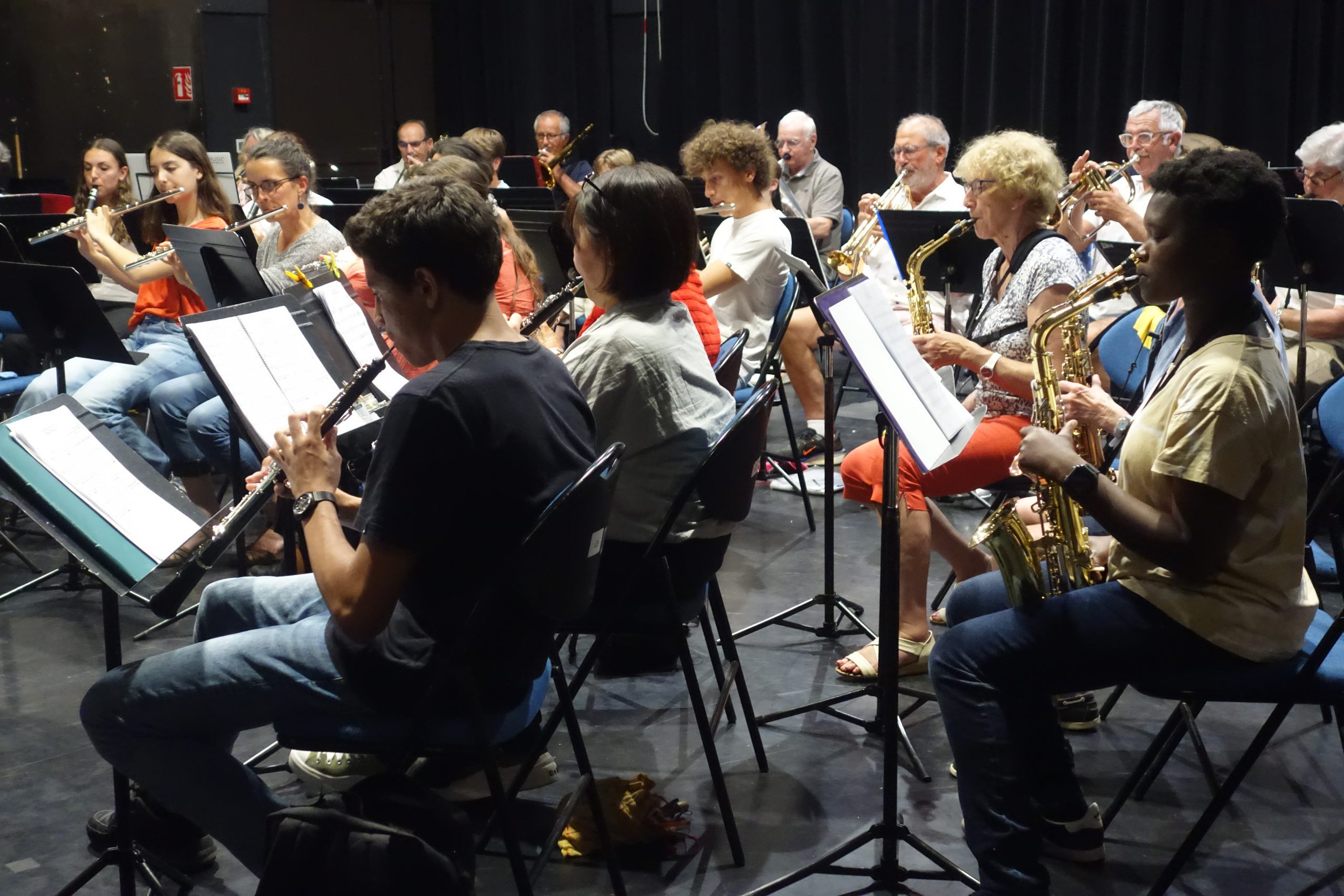 Musiciens à vent en orchestre sur scène