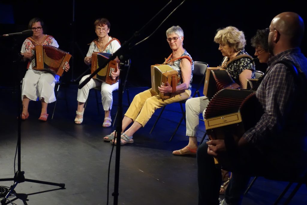 5 accordéonistes de l'atelier du diable sur scène avec leur enseignant.