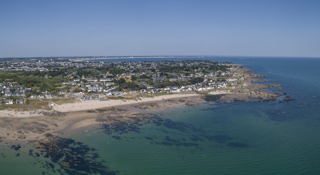 Vue aérienne de la plage de la Govelle avec la baie de La Baule en fond